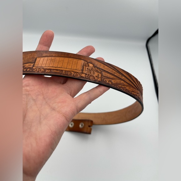 Leather Belt Made In The USA with Trucking Scene, Never Worn, No Buckle SZ 42-46 - Picture 7 of 12
